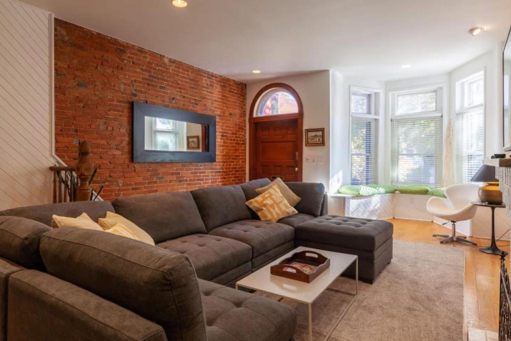 Mount Vernon Square House | Downtown living! Sleeps 14 wEV parking balcony