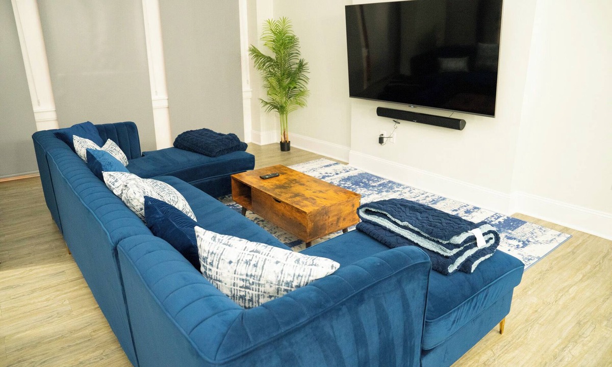 Downtown Baltimore Apartment | Downtown Luxury meets Modern 3Bed/3bath apt. w/parking - 5mins from Penn Station