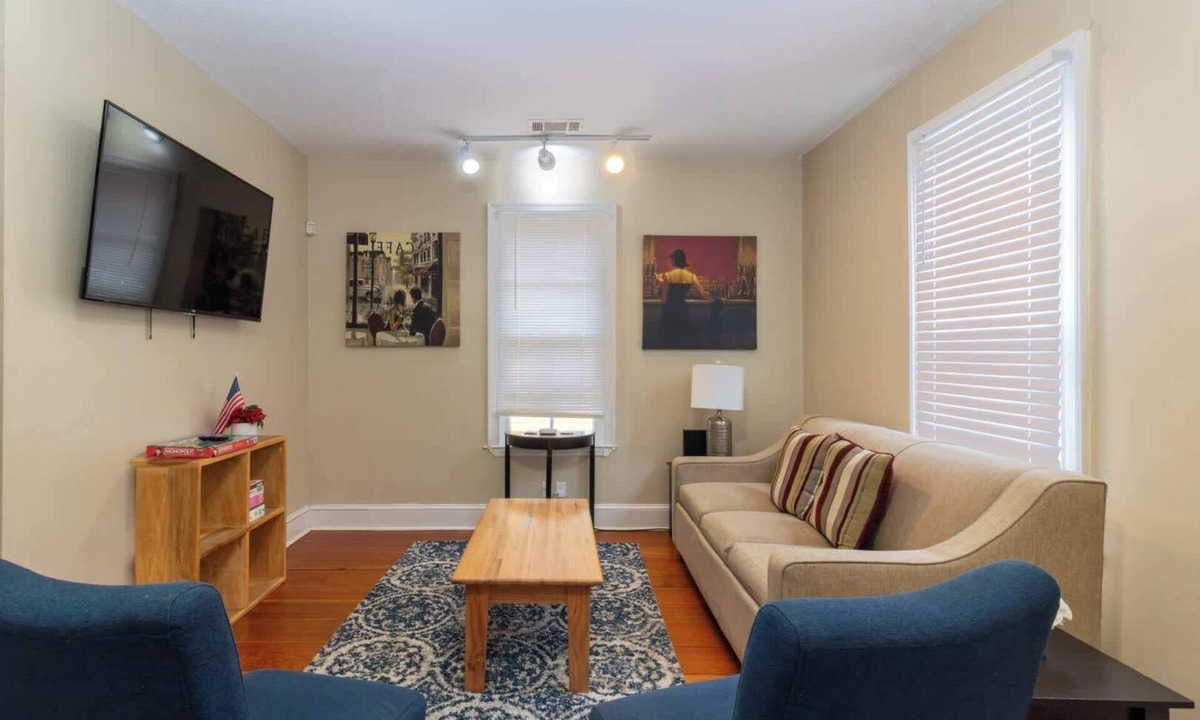 Columbus House | Downtown, Moments from Riverwalk-Broadway Bungalow