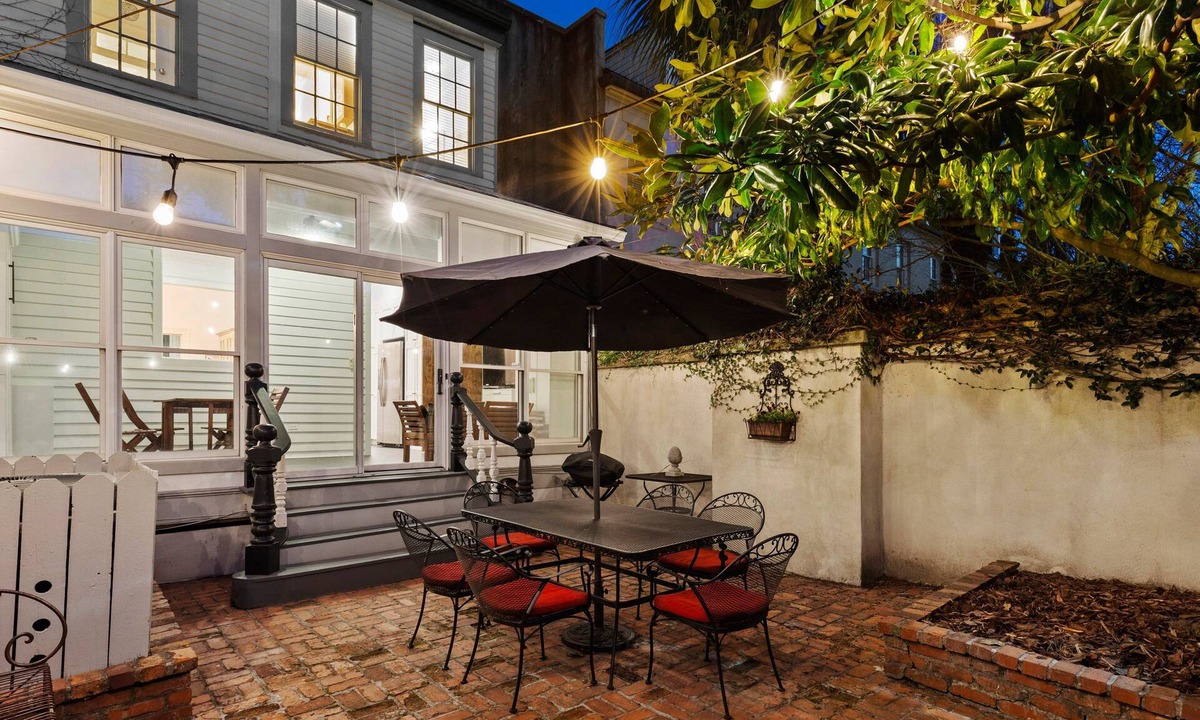 Historic Downtown Savannah House | Downtown Retreat on Historic Jones Street | Heated Pool Access | By Southern Belle