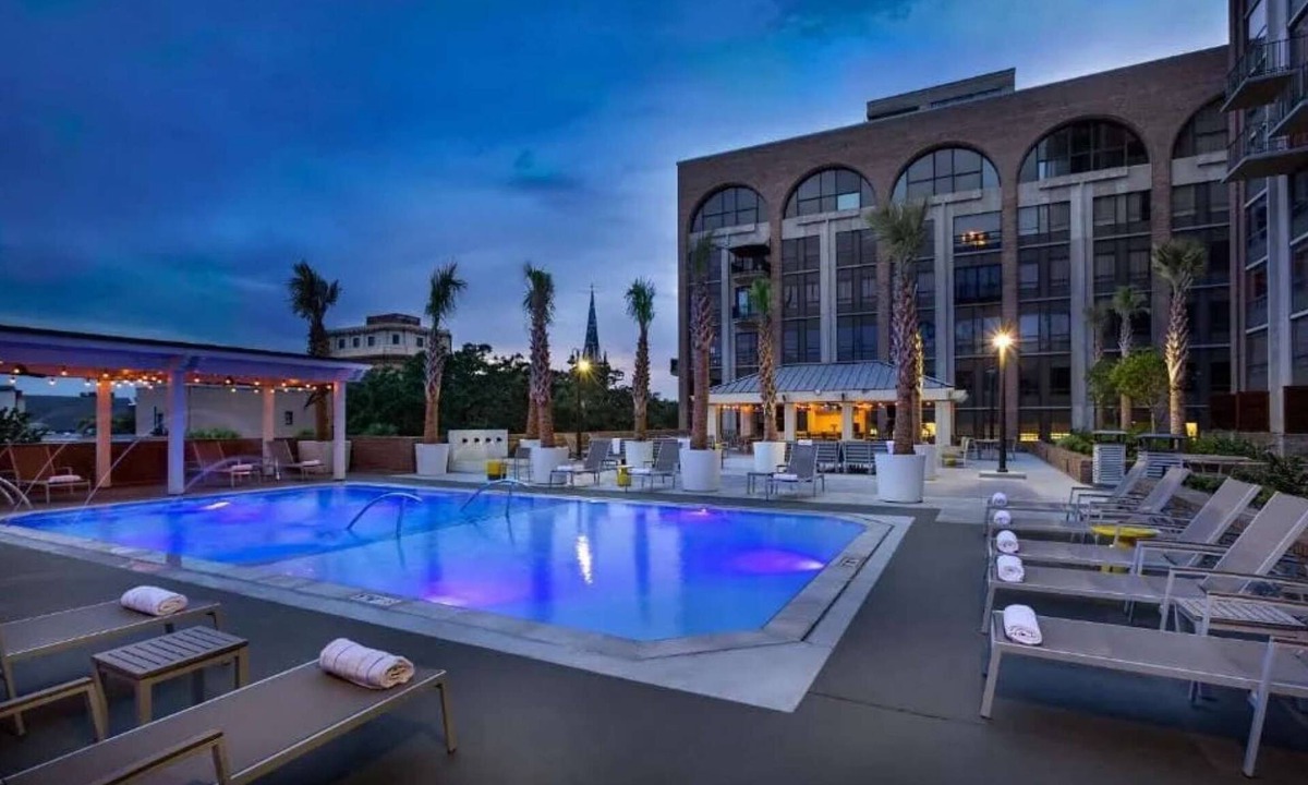 Historic Downtown Savannah Hotel | Downtown Savannah | Pool. Bar + Pet Friendly Stay