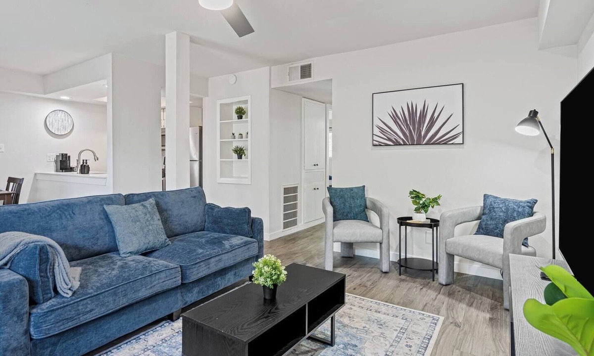 Clarksville Apartment | Downtown/UT-King Bed-ACL-6th ST-Lake-Pool-Parking