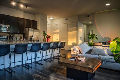 Bouldin Apartment | Downtown views by the Lake