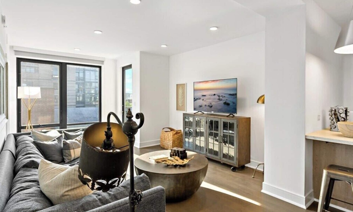 Shaw Bed & Breakfast | Downtown | Views | Luxury | Sunny