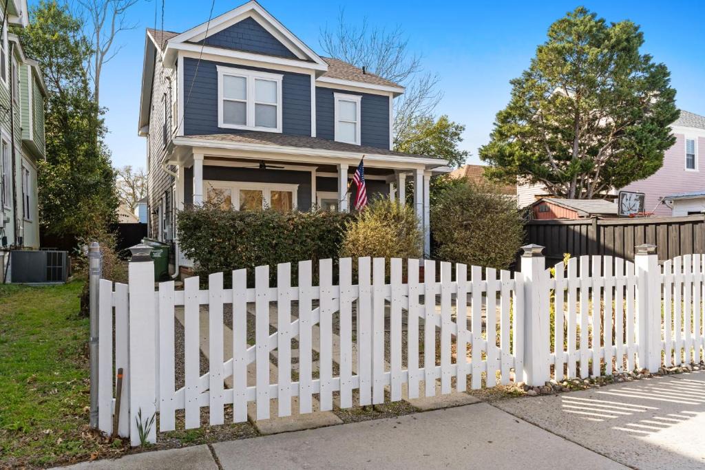 Wilmington House | Downtown Wilmington Walk to Riverwalk & Live Oak Villa