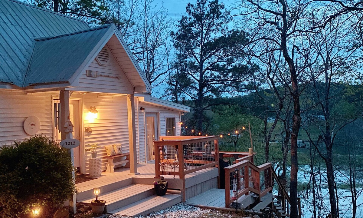 Sylacauga Cottage | Dreamy Waterfront Cottage on Lay Lake with Kayaks
