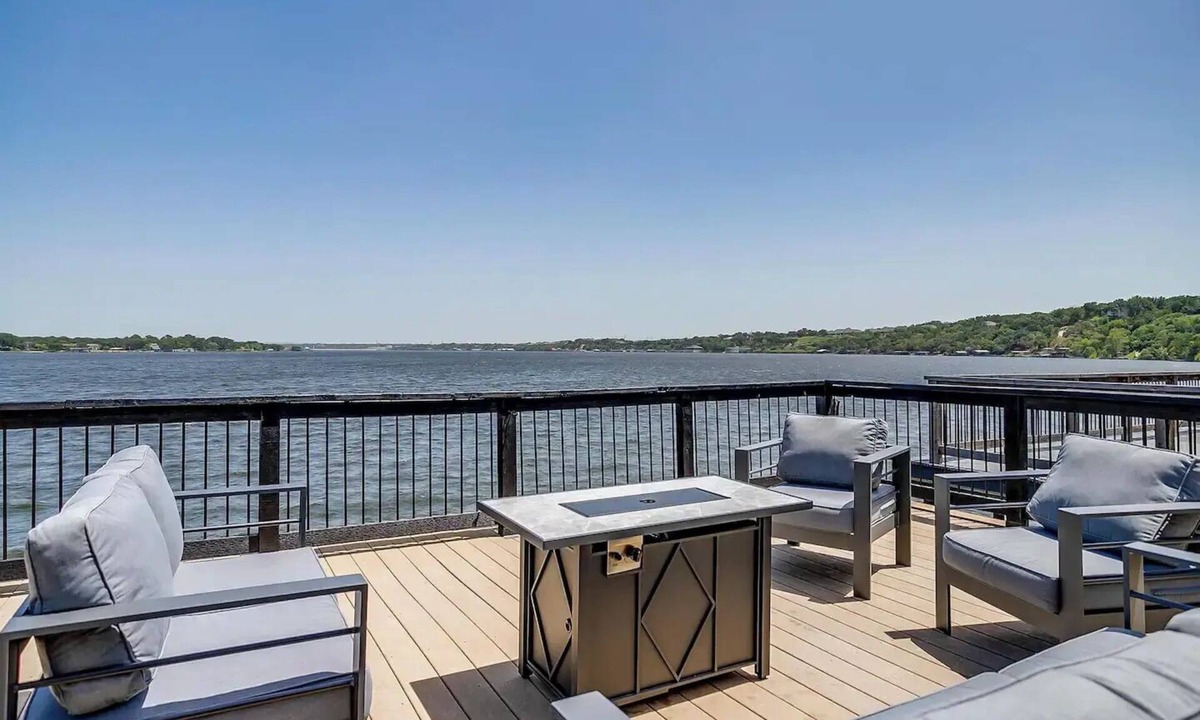 Granbury House | Driftwood Hideaway