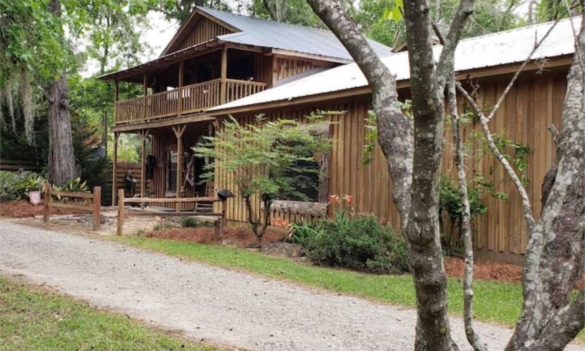Uvalda Cabin | Dukes Lodge is located between Vidalia, Ga. and Hazlehurst, Ga.