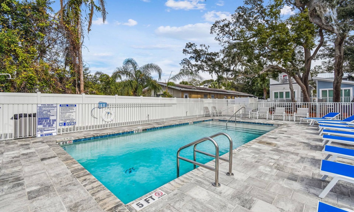 Dunedin House | Dunedin Tiny House Combo/Sleeps 26! Walk or Bike to Downtown Dunedin!