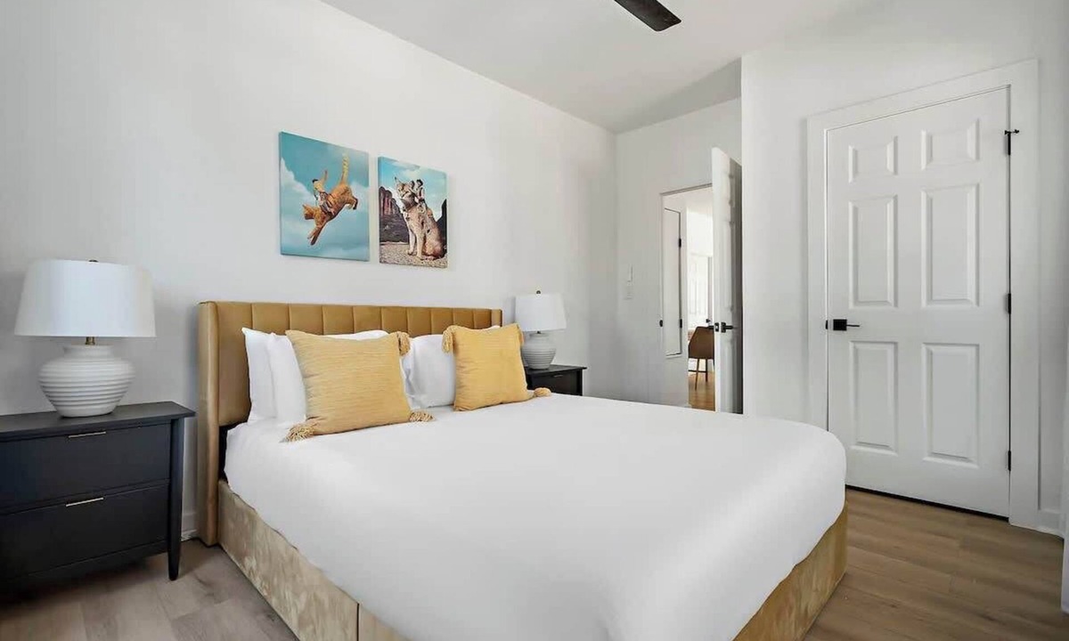 Chestnut House | E ATX Bungalow | Cowboy Pool, Fire Pit and Grill