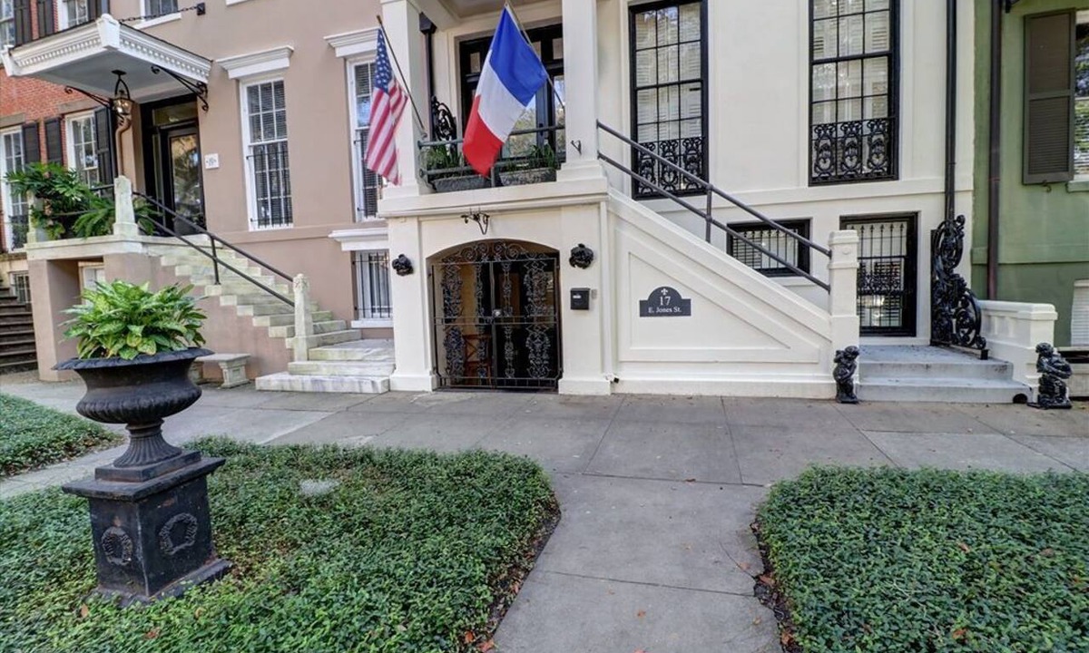 Historic Downtown Savannah Apartment | E Jones St Luxury Garden Apartment-Dog Friendly!