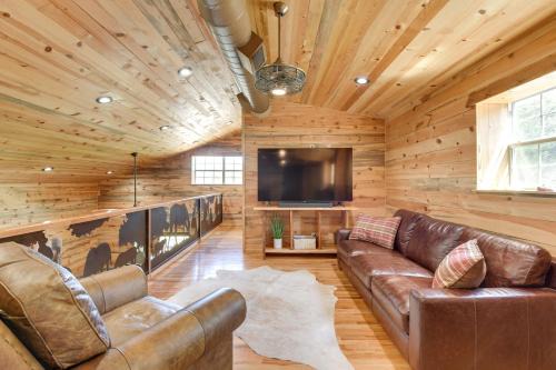 Early House | Early Cabin w/Deck ~ 20 Mi to Lake Brownwood!