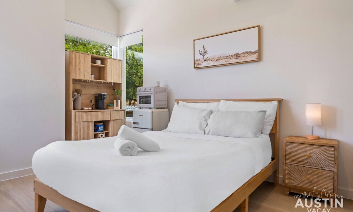 MLK Apartment | East ATX Studio w Kitchenette & Shared Deck, Walk to UT, Museums, Lady Bird Lake