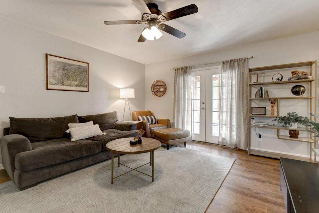 Pecan Springs Springdale House | East Austin 3BR 5 miles to downtown/UT stadium/Moody/SXSW. Large yard, pets Ok.