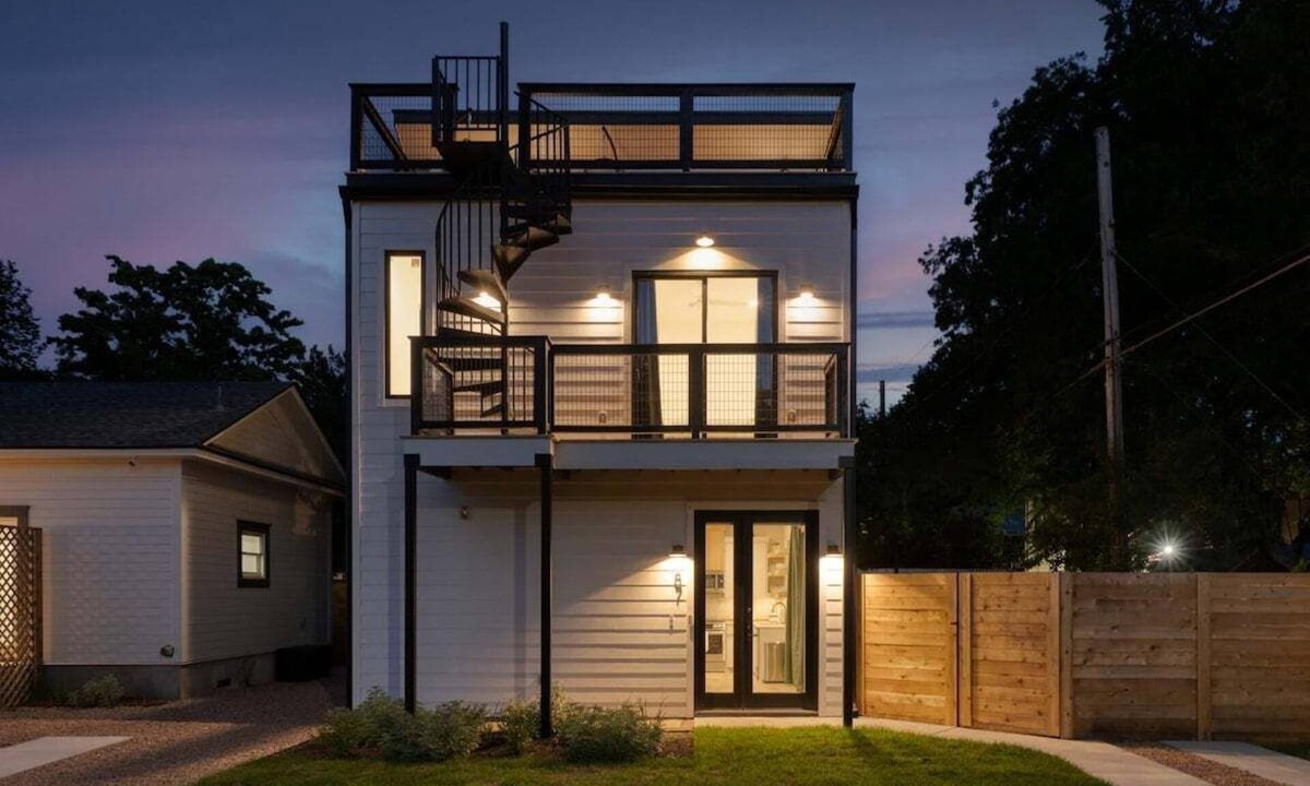 East Cesar Chavez House | 🎶 East Austin Retreat w/Balcony + Backyard | Urban Sanctuary | Cloudscape🌮