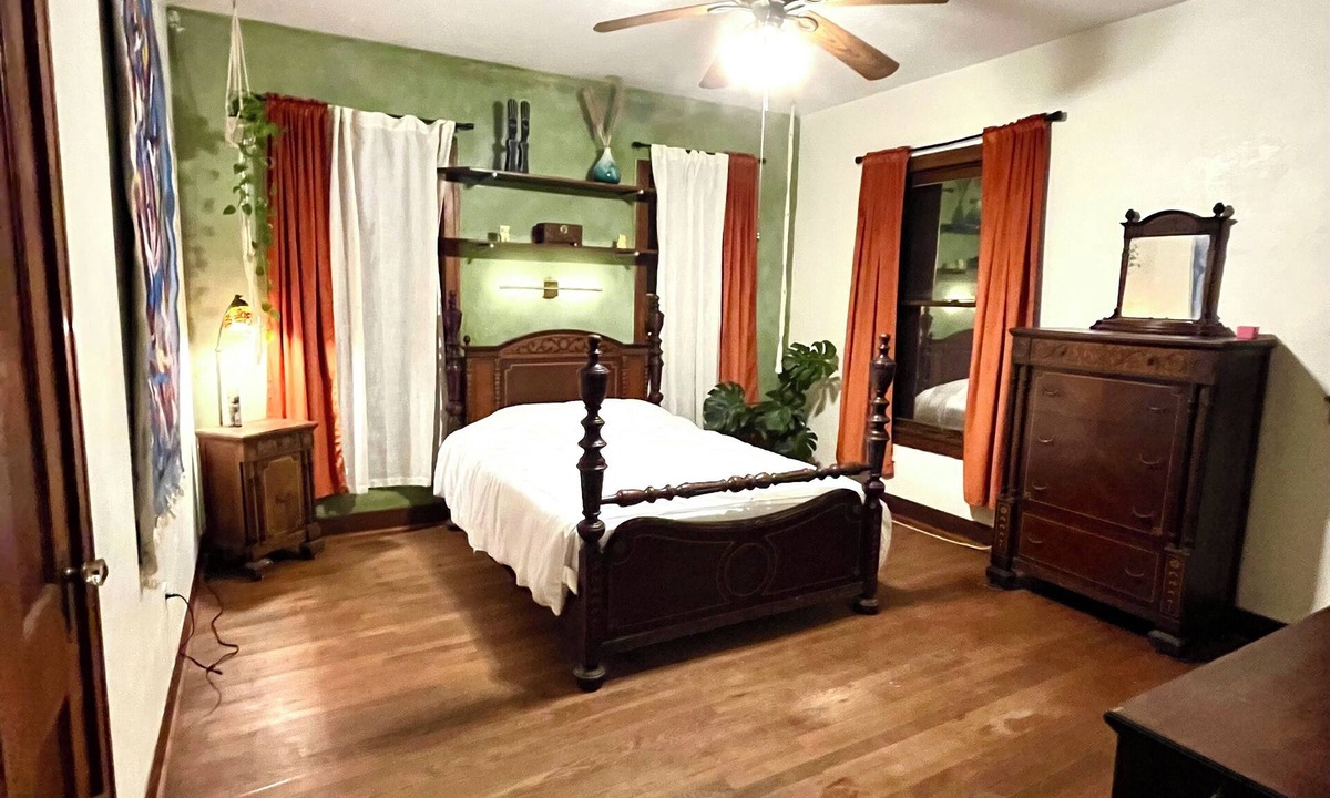 North University House | Eclectic 1940s craftsman bungalow in walkable, quiet neighborhood near UT