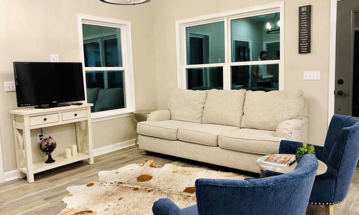 Lake City House | Elegant 2BR Private Cottage 2 min from I-75/US90