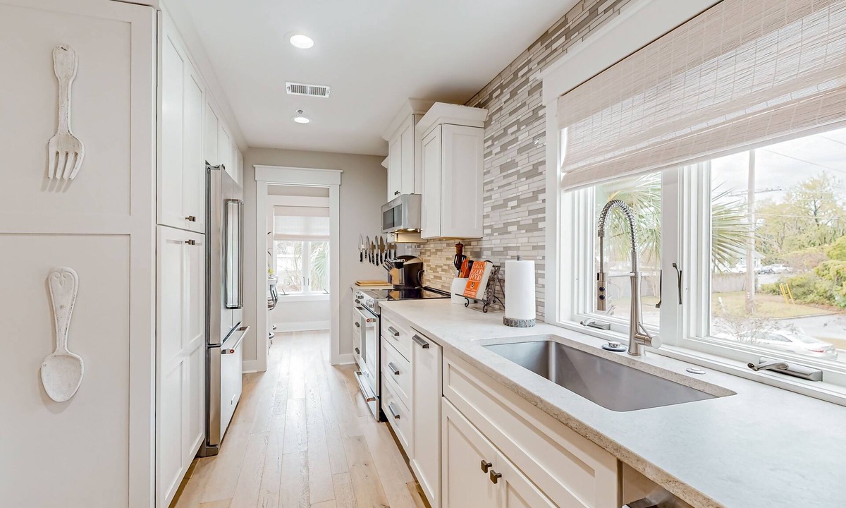 Bluffton Apartment | Elegant retreat near the sea with a covered balcony, chef's kitchen, W/D, & AC