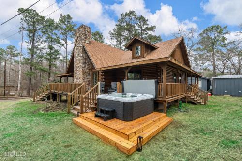 Shreveport House | Emerald Isle Log Cabin Hot TubLakefront