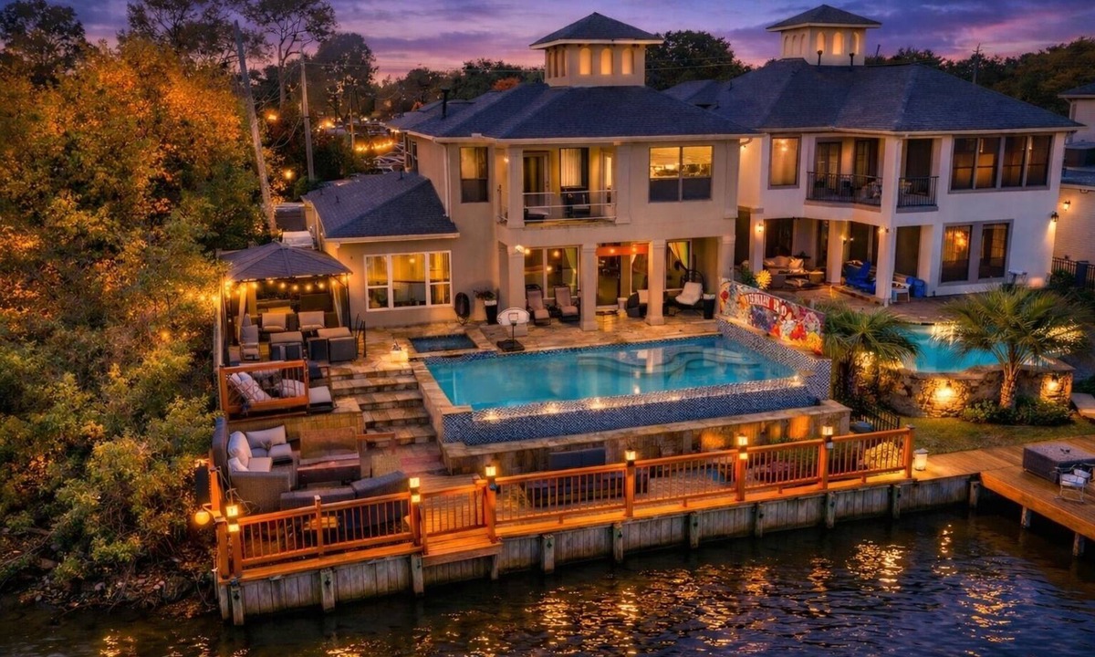 El Lago House | Empress Waterfront Villa