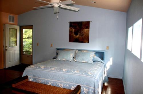 Burnet House | Enchanting Room Rental with Stunning Lake Views near Houston, Texas