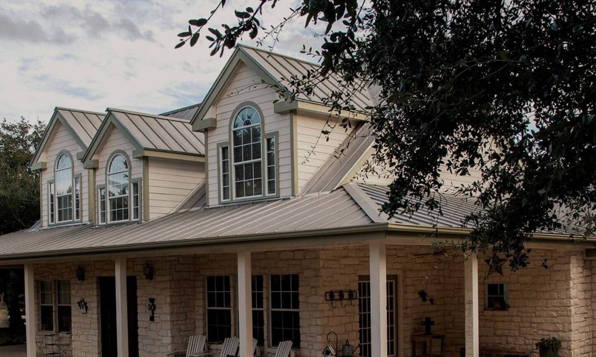 Austin House | Encino Viejo-Ranch Style Home on 5 Acres Surrounded by beautiful old oak trees
