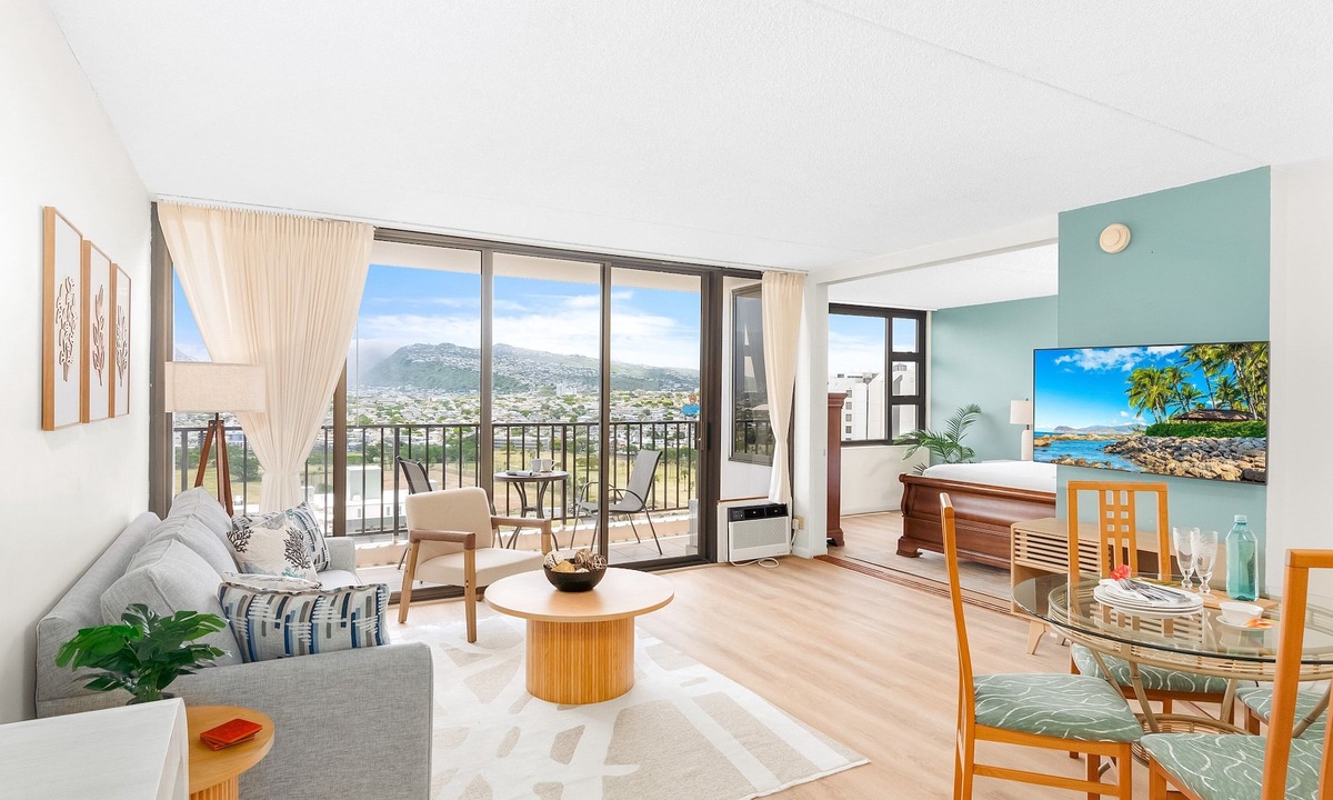 Waikiki Condo | Enjoy Mountain Views w/Free Parking + Near Beach