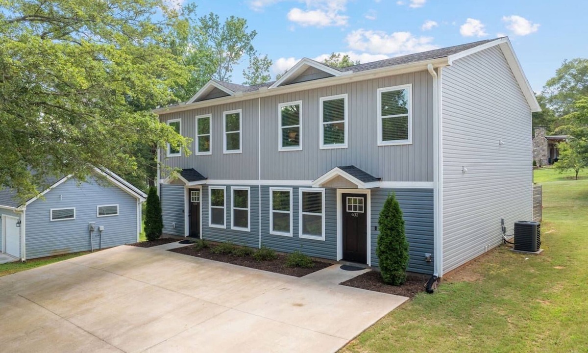 Taylors House | Entire Duplex 6 King Beds Private Patios Great for Groups 10 min to GVL