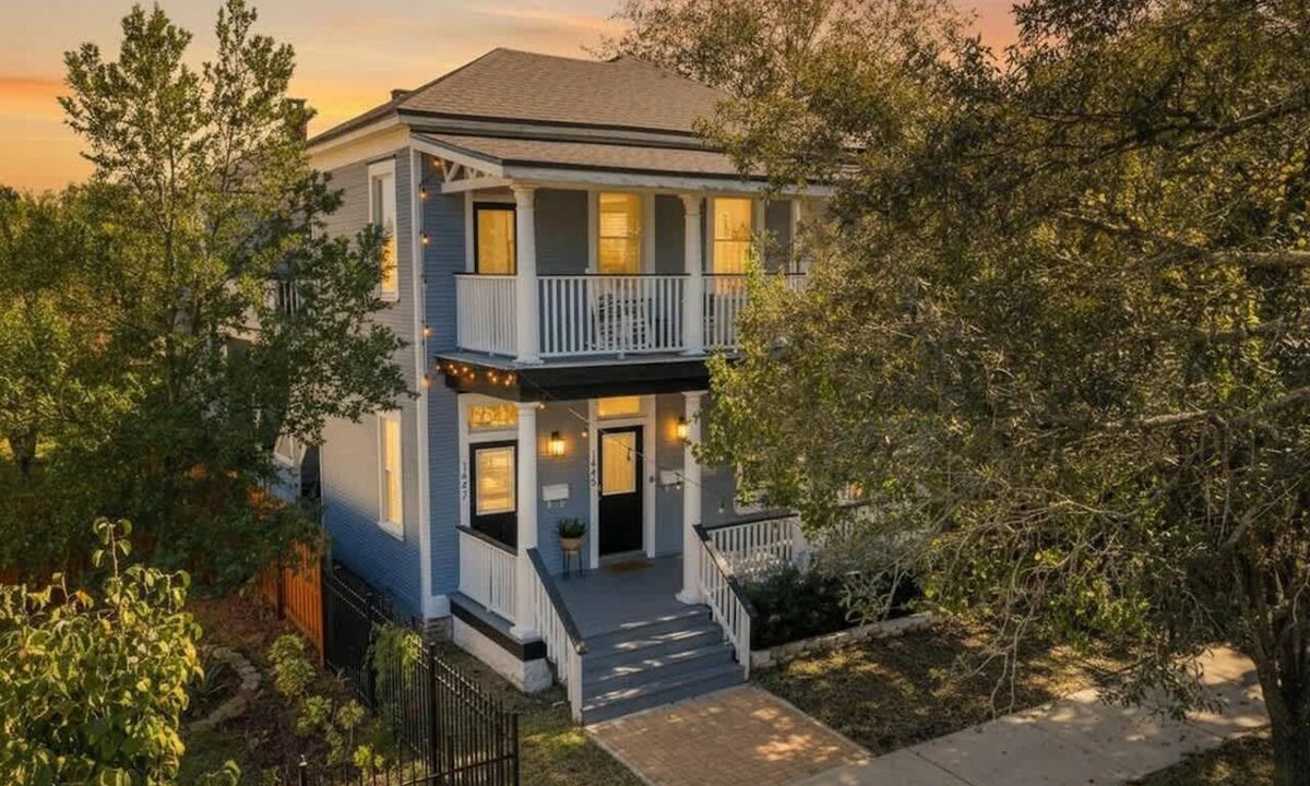 Springfield Apartment | Entire Duplex for Groups | Two Private Apartments