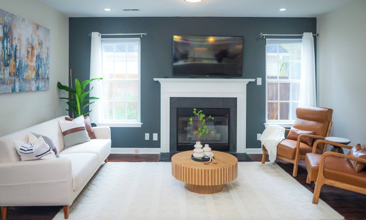 Durham House | Entire home in RTP near Duke, fenced backyard