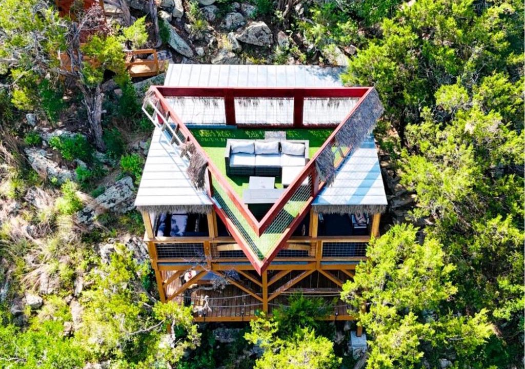 Cottonwood Shores House | Epic Treehouse Escape with Multi-Level Deck & Hanging Bed in Cottonwood, Texas