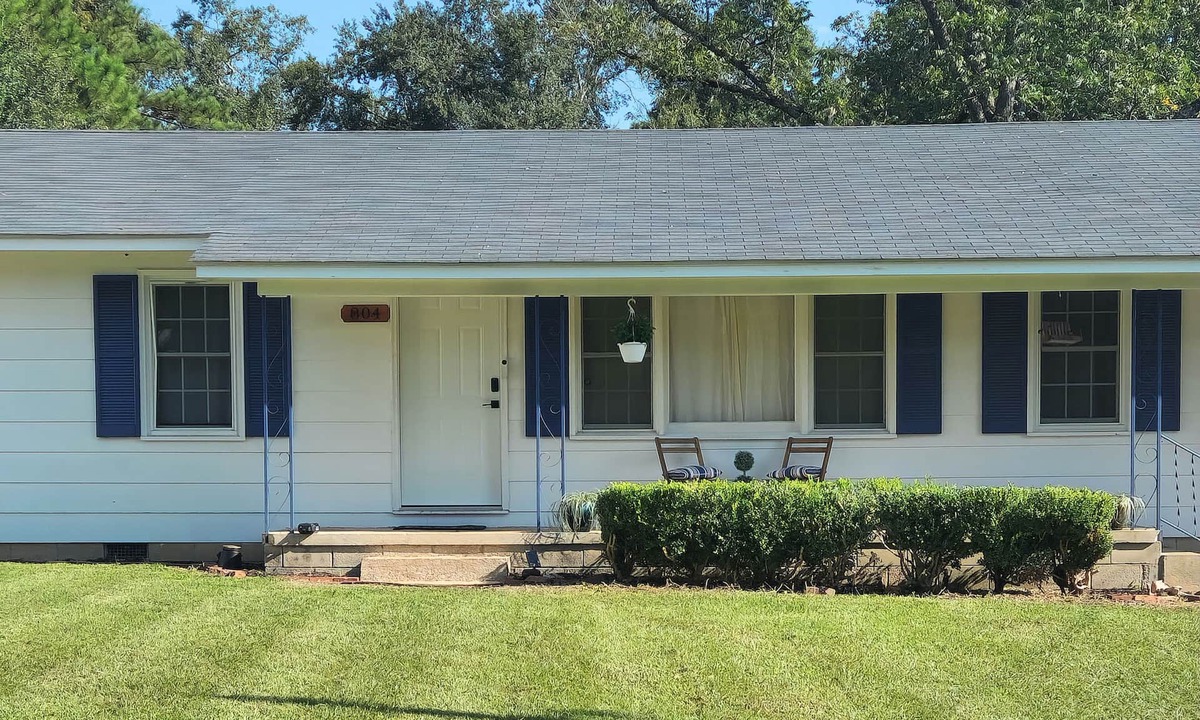 Sylvester Cottage | Escape to this cozy 3-bedroom cottage nestled in the heart of Sylvester.