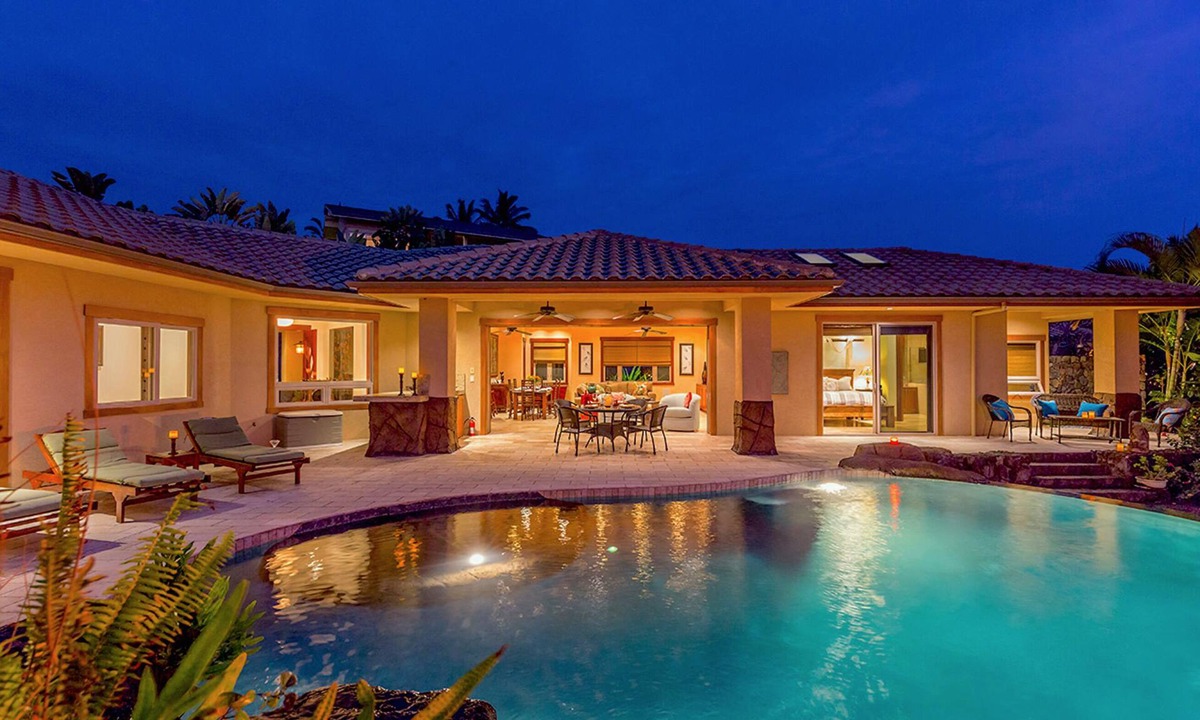 Historic Kailua Village House | Exclusive area. Ocean view. Putting Green, Private yard, SW Infinity pool