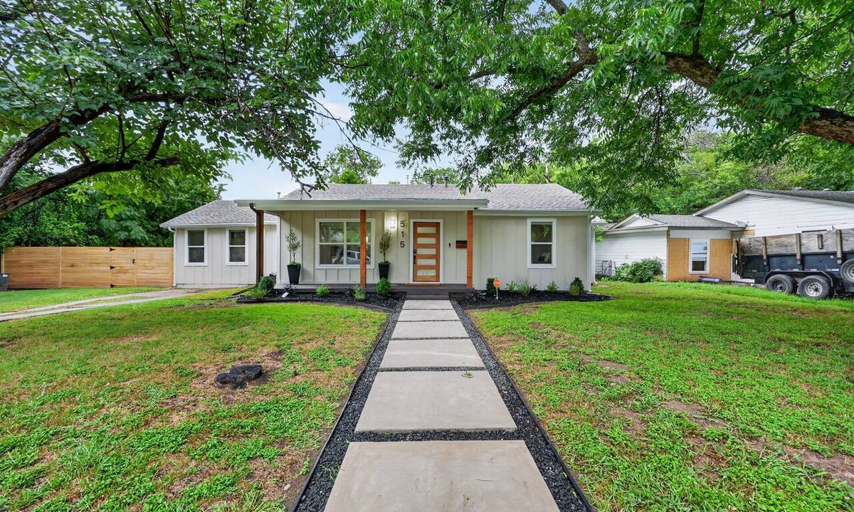 South Arlington House | Executive 3BR Home, King Suite, Near Hospitals & Historic Downtown Mansfield