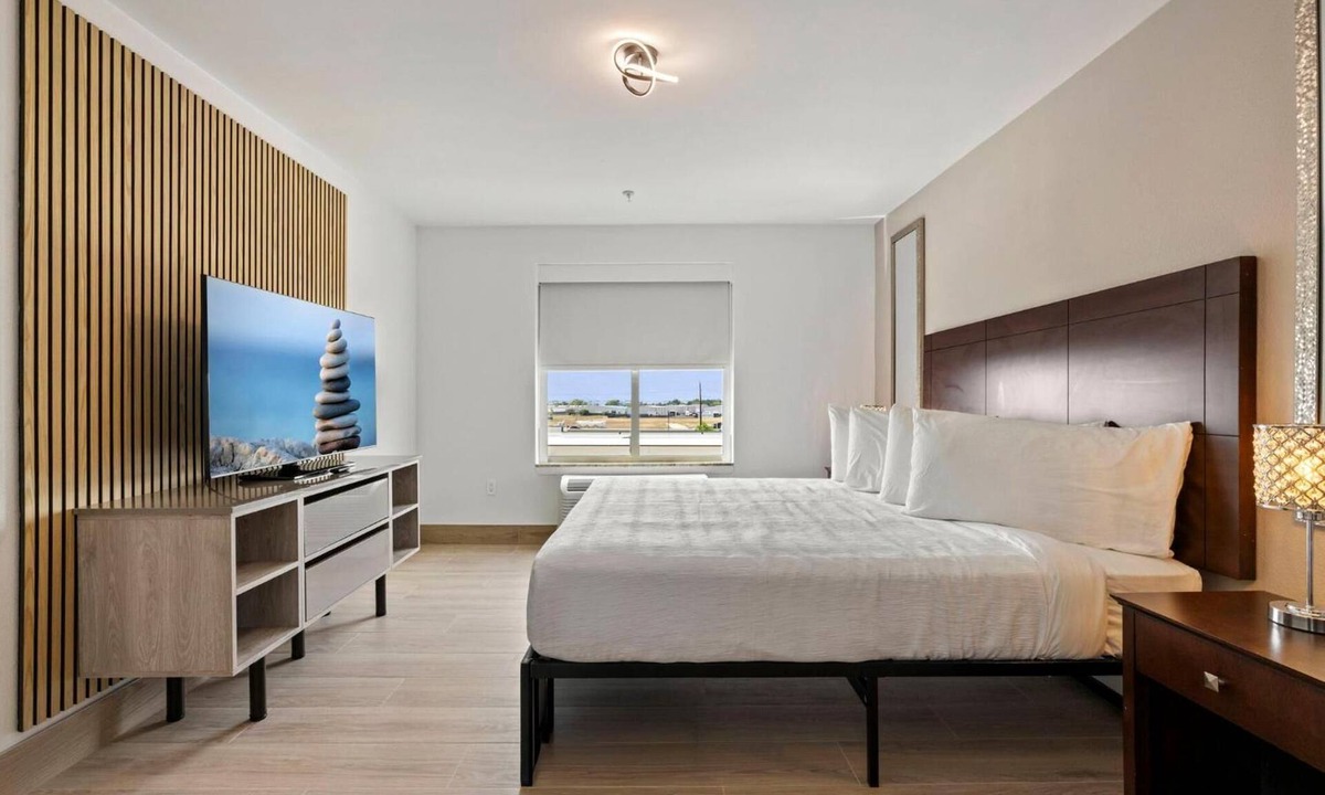 FM 1960 Hotel | Experience a Quiet Room & Outdoor Pool for a Perfect Relaxing Adventures