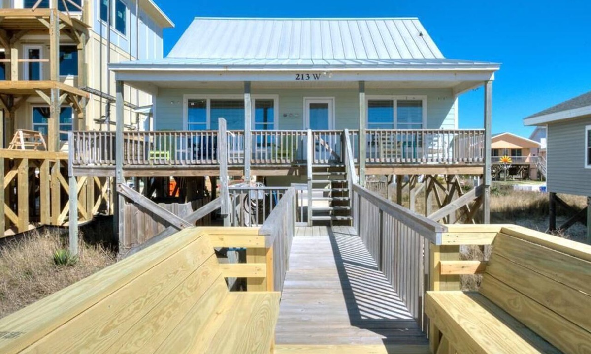 Long Beach Hotel | Experience coastal luxury at 'Back to the Beach' in Oak Island, perfect for 11 guests.