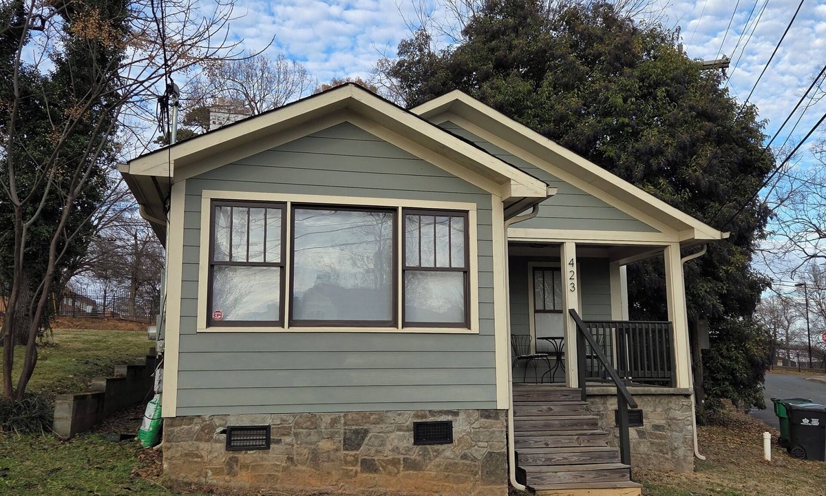 Biddleville Cottage | Fabulous 2-bedroom cottage in Charlotte. Pet friendly and high speed internet!