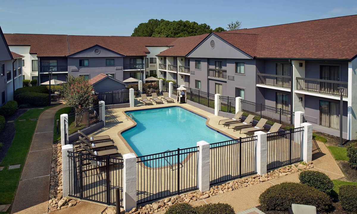 Norcross Apartment | Family Friendly King Unit w/Free Parking, Pool & Gym Access!