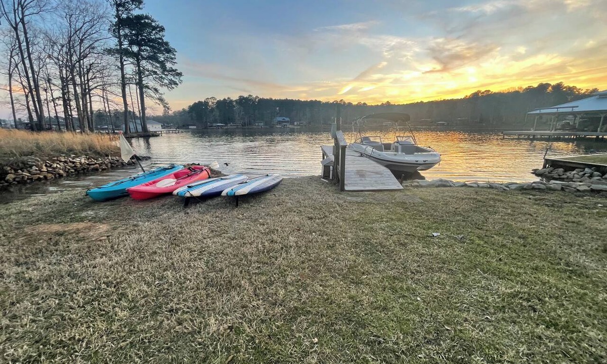 Hardwick Cottage | Family Friendly Lakefront Cottage/Home Theatre/Bunk room