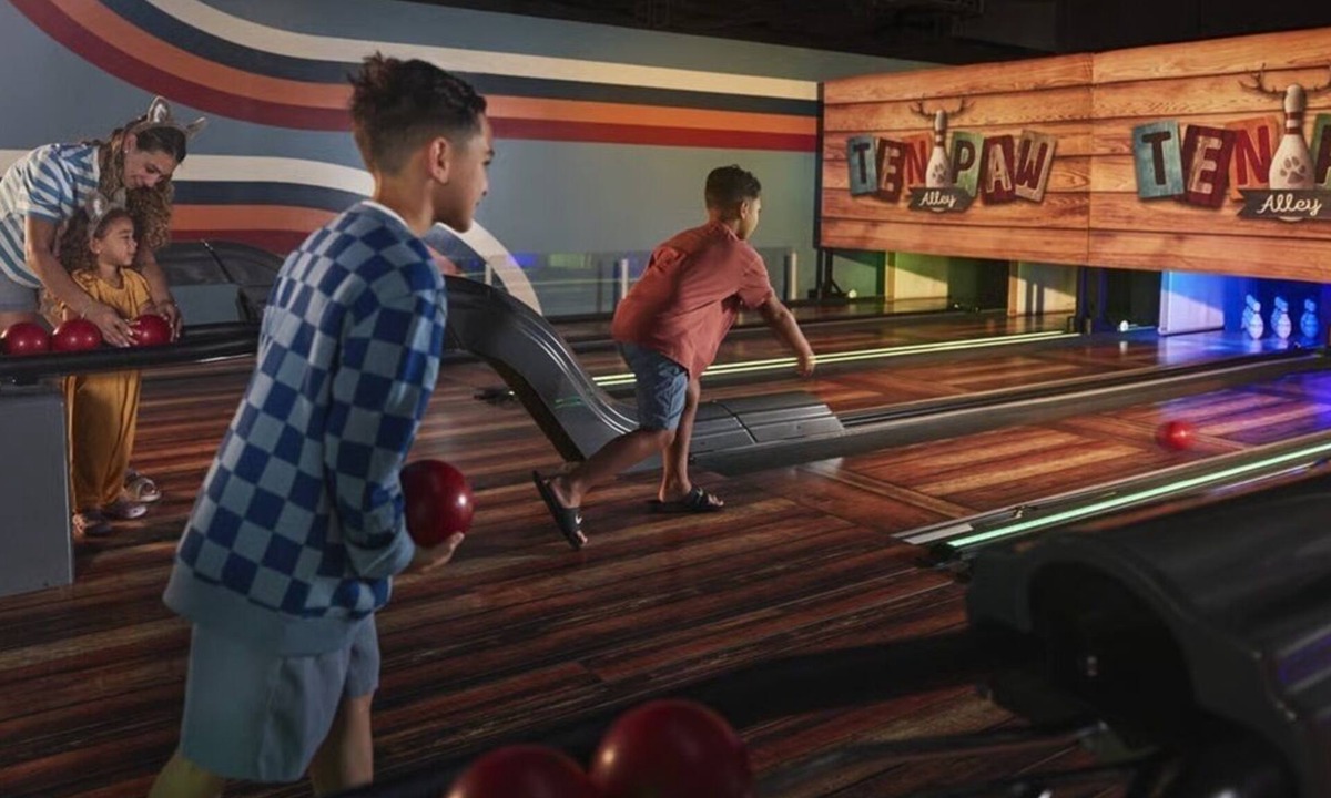 Williamsburg Apartment | FAMILY SUITE SLEEPS 6 GREAT WOLF LODGE FREE WATERPARK MASSIVE SLIDES LAZY RIVER
