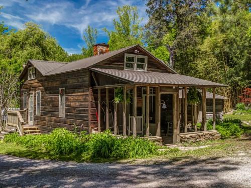 Talking Rock House | Farm House at Kaluna Farm Retreat