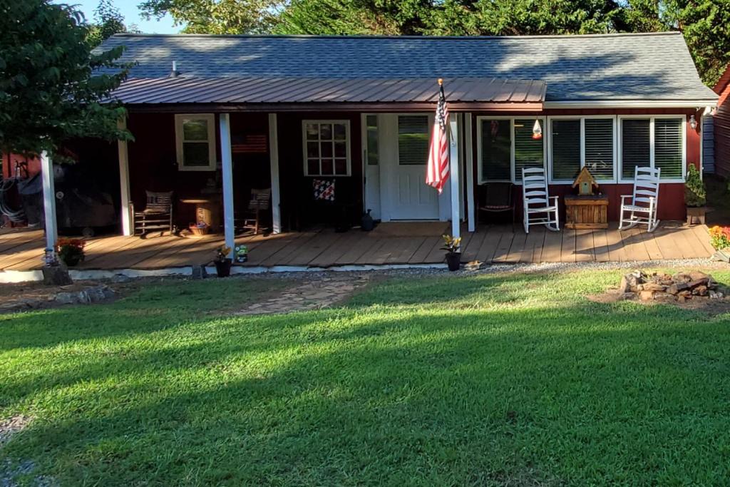 Connellys Springs House | Farmhouse Cabin in the Country