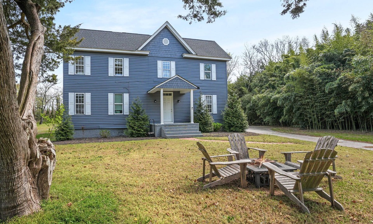 Dalbys Apartment | Farmhouse Sunrise | Upper-level renovated home - a boater