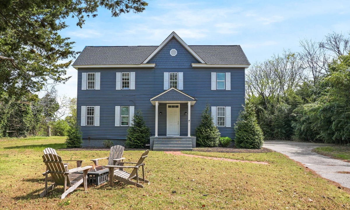 Dalbys Apartment | Farmhouse Sunset | Renovated Duplex - A Boater