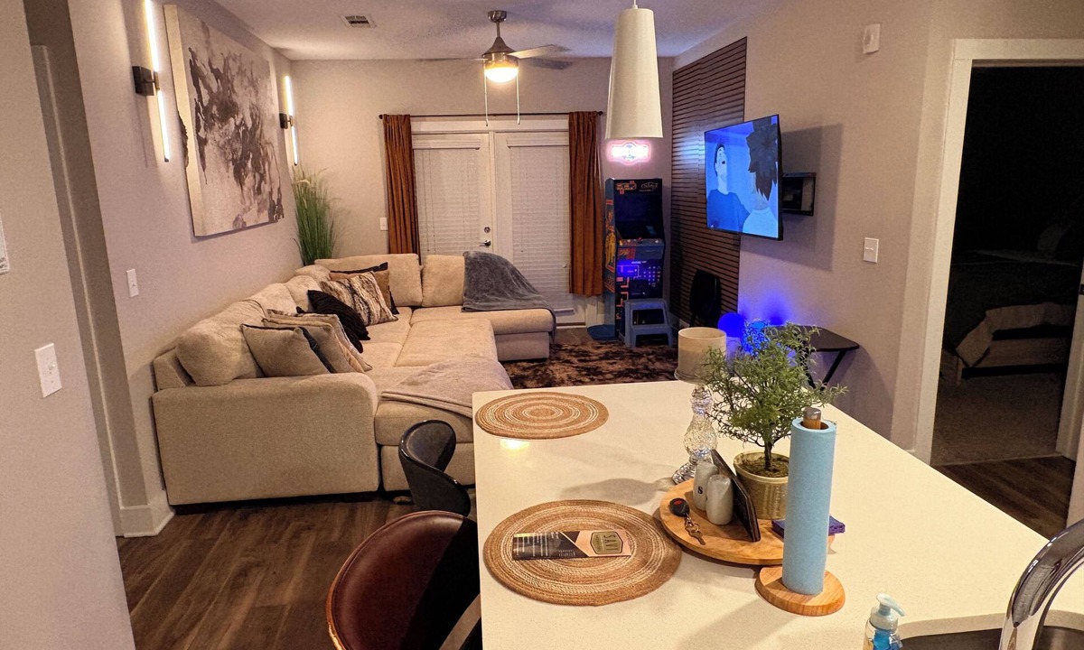 Sandy Springs Apartment | Feel at home in our 2 Bed 2 Bathroom, pool view, game room, palace in Atlanta.