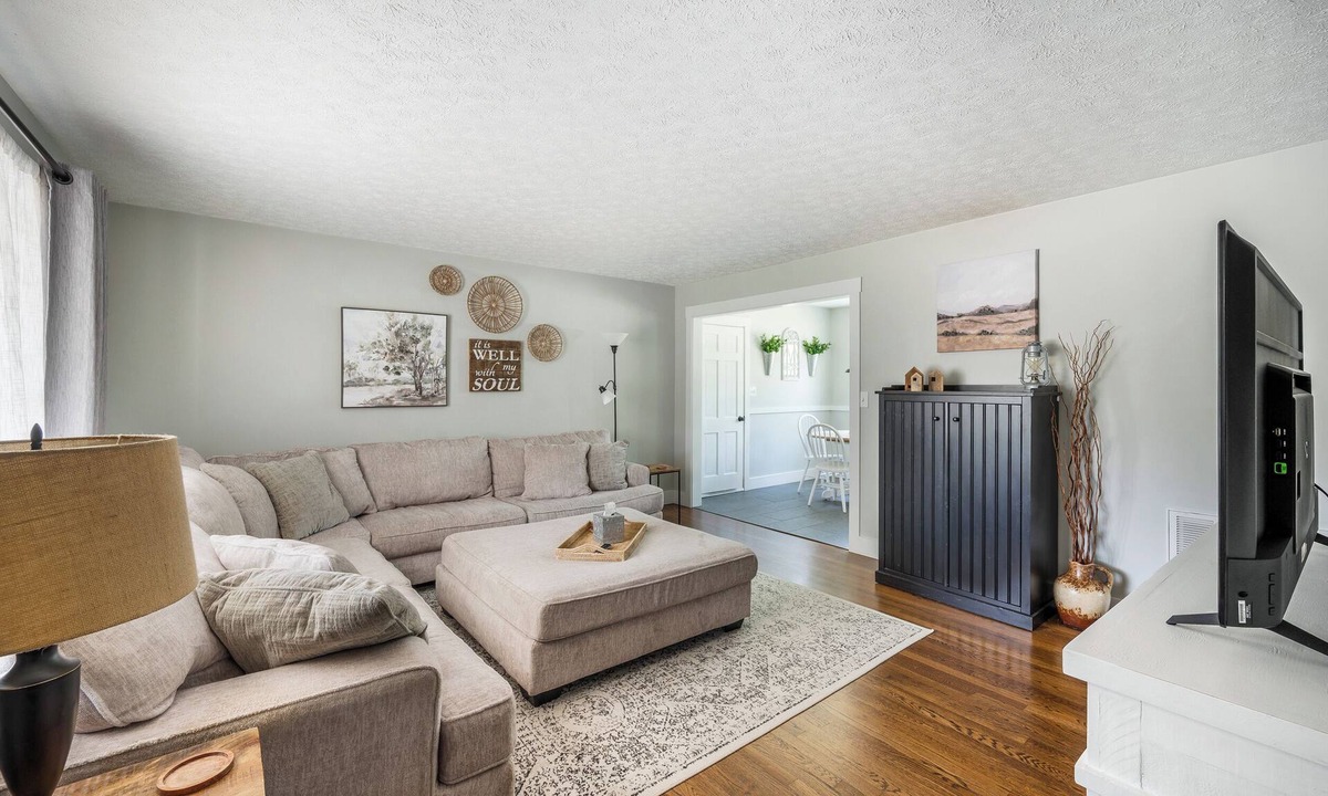 Lynchburg House | Feels like home w/full amenities! Our guests rave that our house is the cleanest they've ever stayed in-book with us to see for yourself. Perfect backyard for relaxing, playing corn-hole, or having a small gathering w/friends & family.