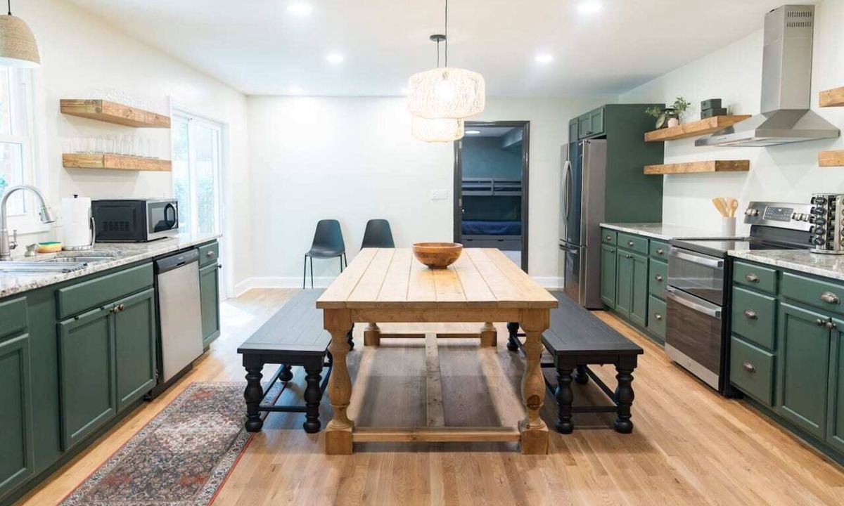 Wade Hampton House | Fenced In|10 Min To DT|Sleeps 14|Walk In Shower