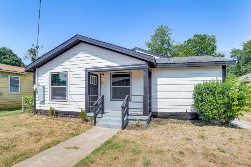 South Dallas - Fair Park House | Fenced-In Yard: Home < 5 Mi to Dtwn Dallas!