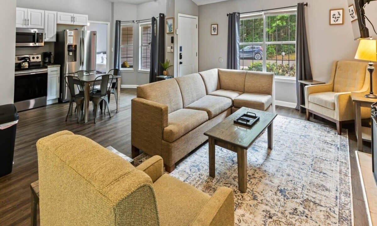 Savannah House | Fenced Yard & BBQ Grill Near Dining, Parks & Shops