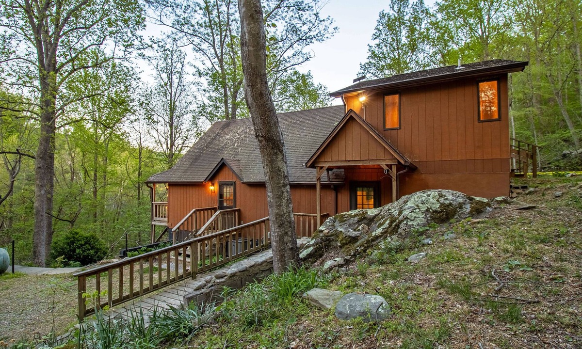 Hood House | Fire Pit Secluded Getaway Dog Friendly